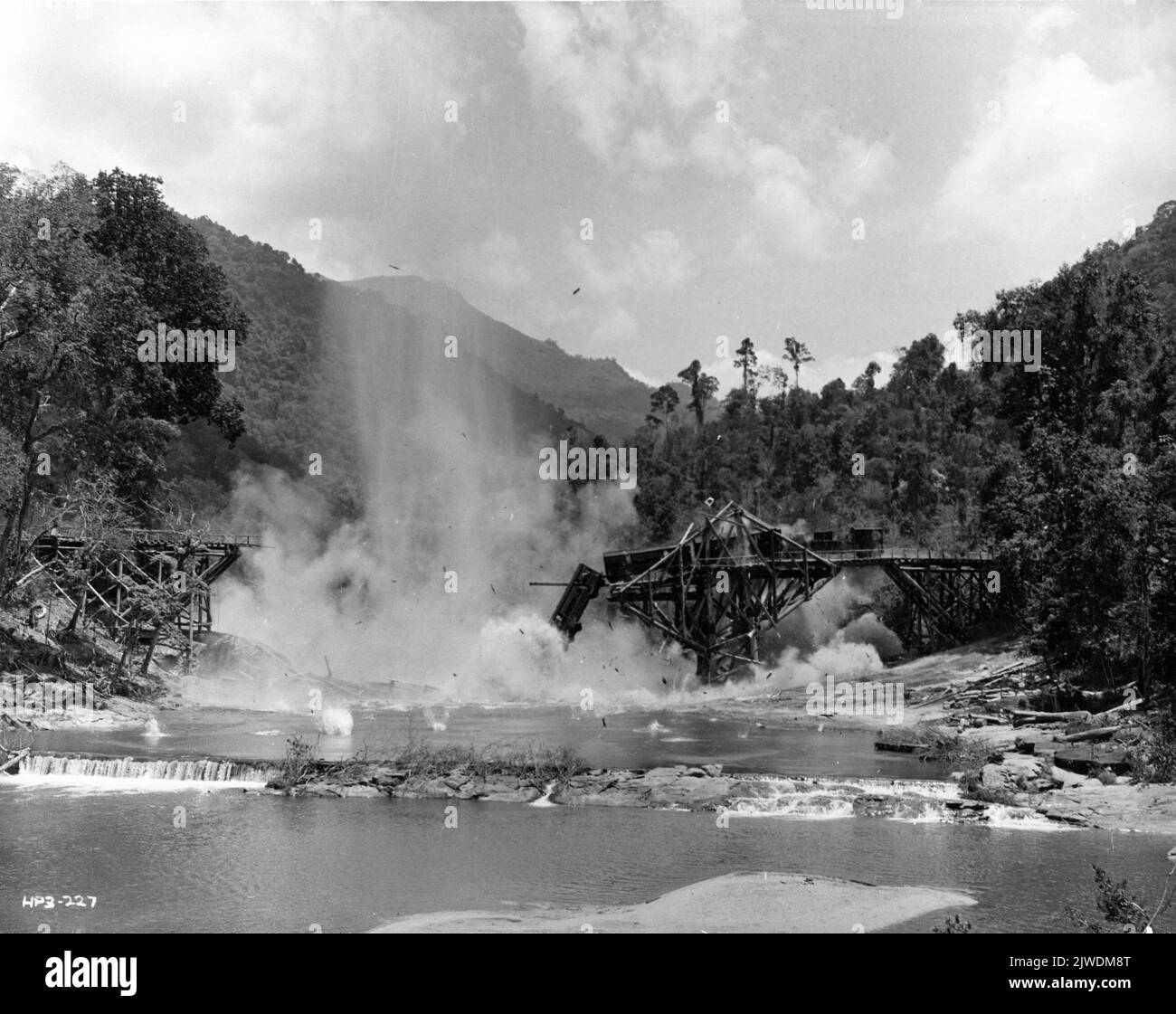 Destruction / soufflage du pont et du train dans LE PONT SUR LA RIVIÈRE KWAI 1957 réalisateur DAVID LEAN roman Pierre Boulle scénario Carl Foreman et Michael Wilson musique Malcolm Arnold direction artistique Donald M. Ashton directeur de la construction Peter Dukelow producteur de coproduction UK-USA Sam Spiegel Horizon Pictures / Columbia Photos Banque D'Images