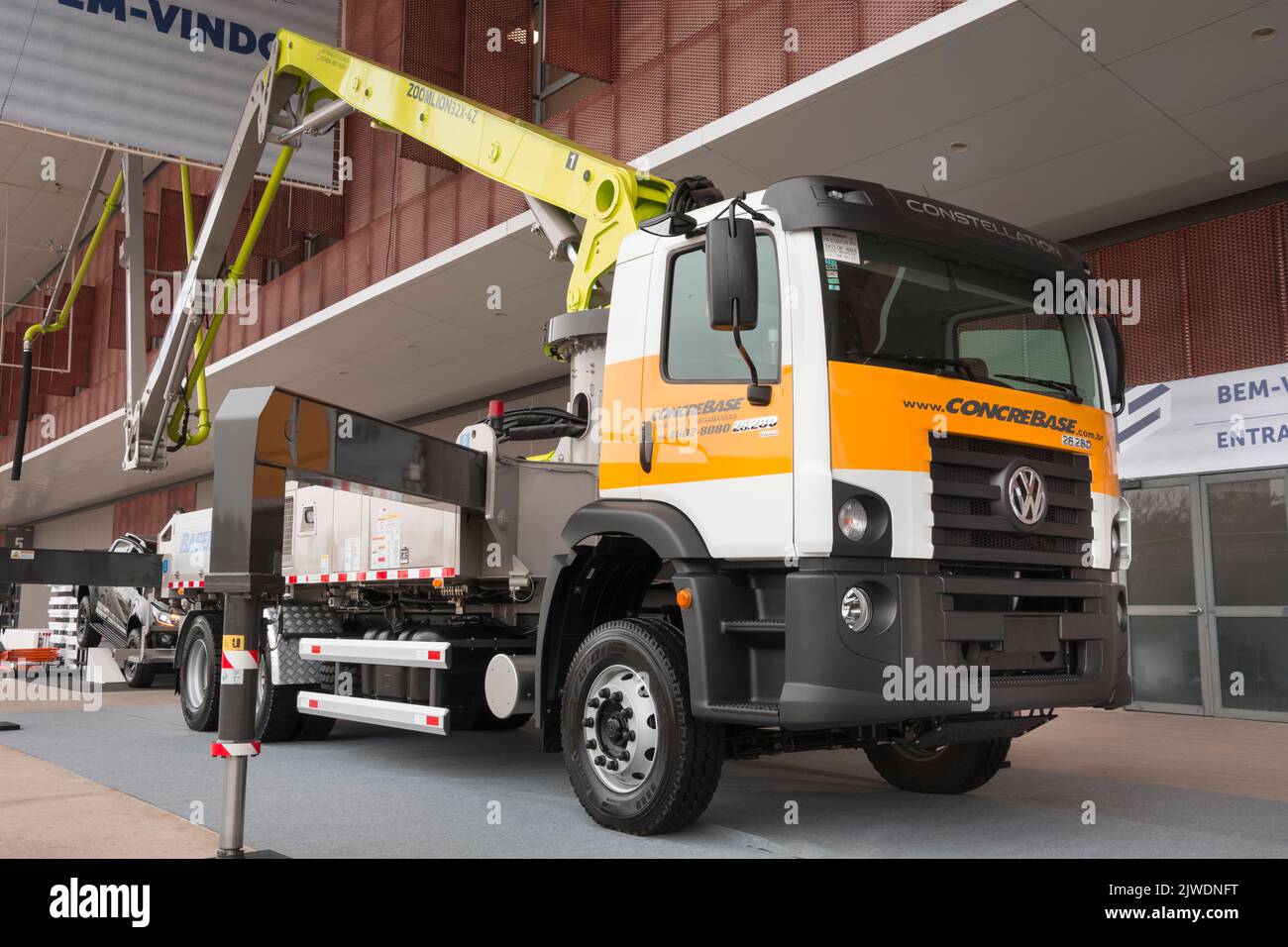 Détail d'un mécanisme de commande hydraulique d'un chariot à pompe à béton. Exposé au salon LAT.BUS 2022 Banque D'Images