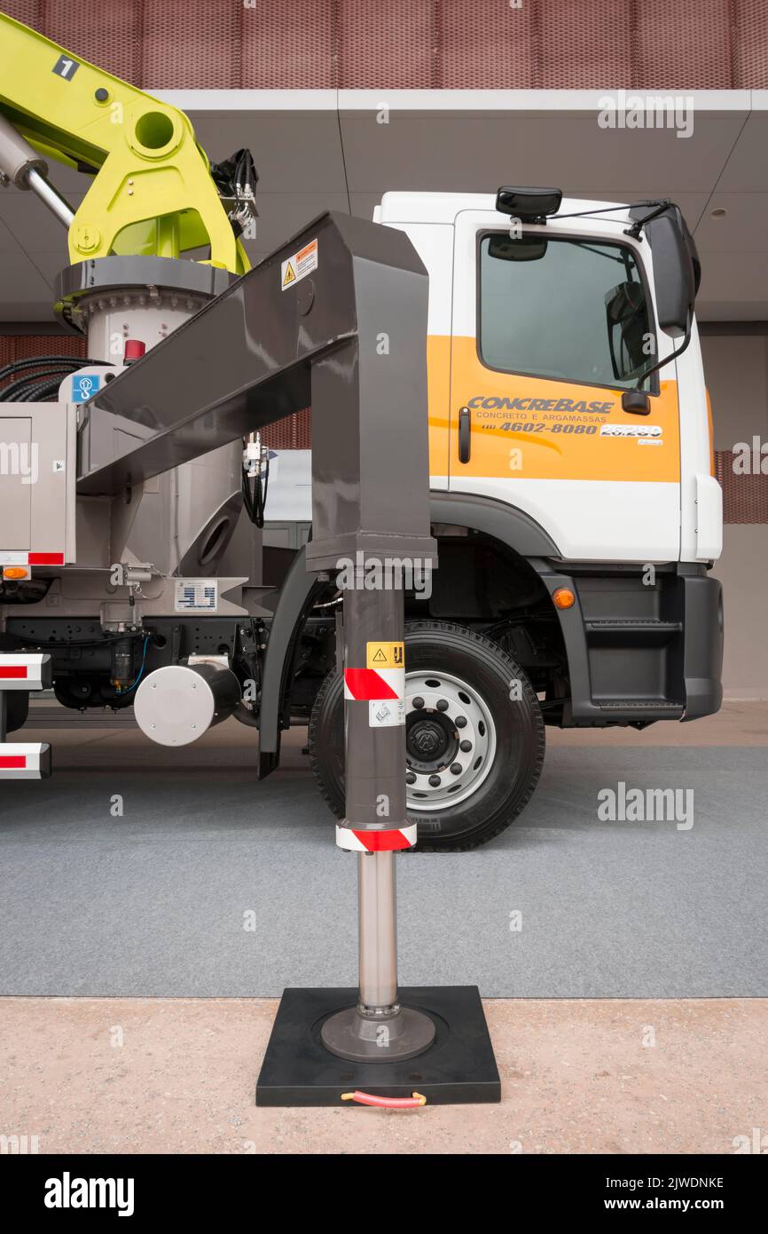 Détail d'un mécanisme de commande hydraulique d'un chariot à pompe à béton. Exposé au salon LAT.BUS 2022 Banque D'Images