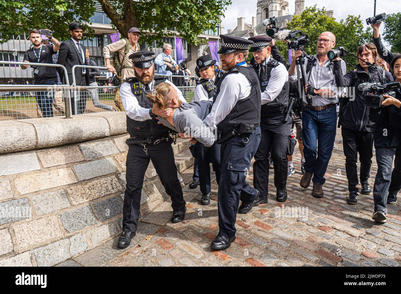 Londres, Royaume-Uni. 5 septembre 2022. Un manifestant contre la rébellion animale est emporté par les policiers après avoir organisé un sit et bloqué la route en face du centre de la reine Elizabeth II avant que Liz Truss soit annoncé comme le nouveau chef du parti conservateur et le premier ministre élu. Credit amer ghazzal/Alamy Live News Banque D'Images