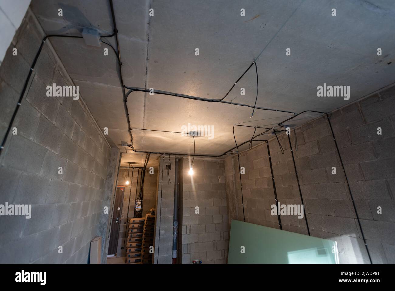 Le processus d'installation de cadres métalliques pour placoplâtre - cloisons sèches - pour la fabrication de murs de gypse dans l'appartement est en construction, remodelage Banque D'Images