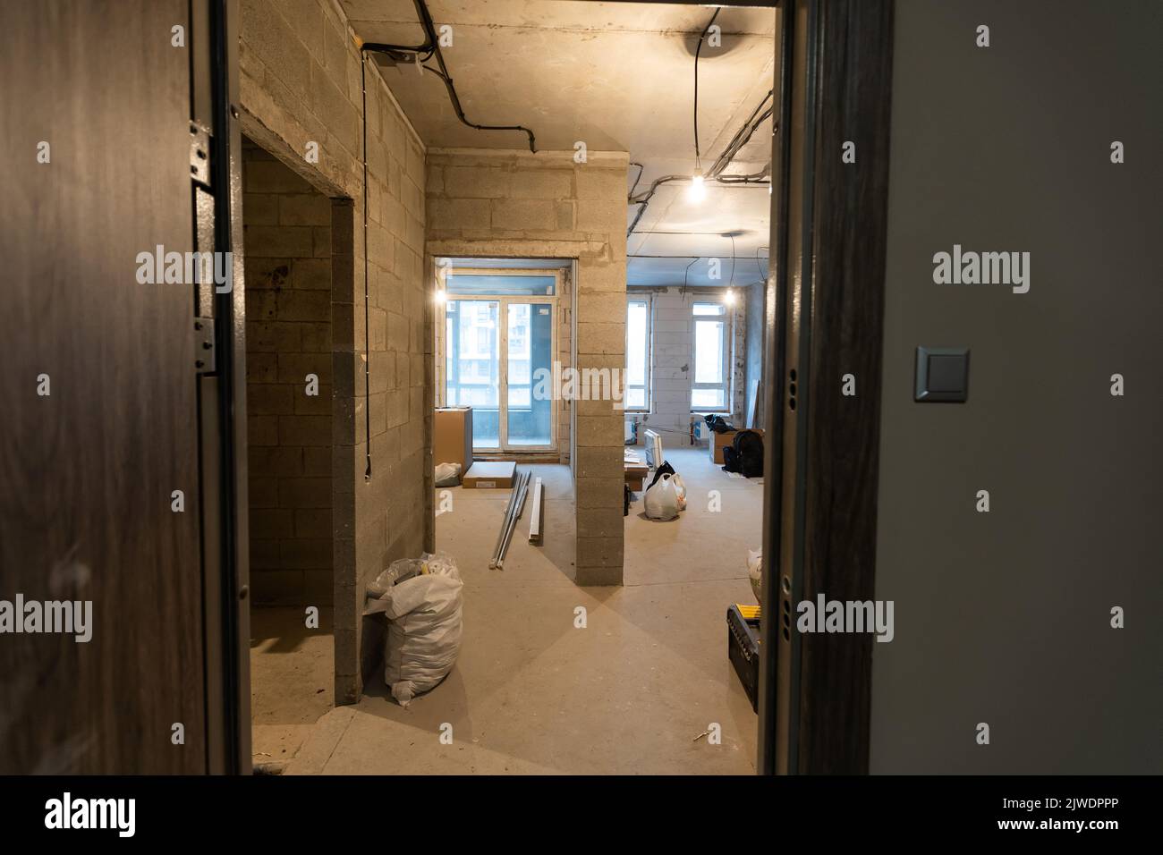 Le processus d'installation de cadres métalliques pour placoplâtre - cloisons sèches - pour la fabrication de murs de gypse dans l'appartement est en construction, remodelage Banque D'Images