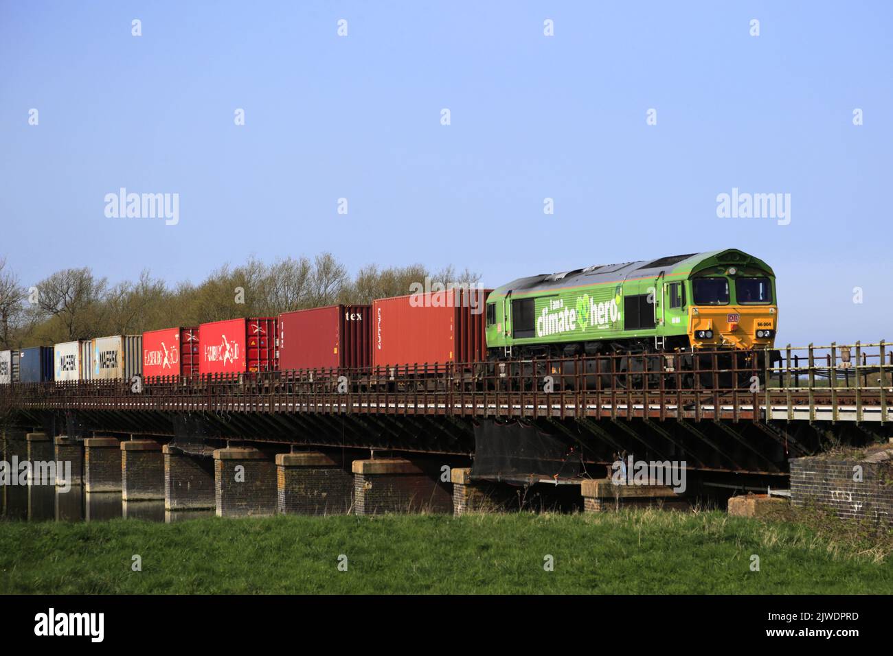 DB 66004, je suis un héros du climat, huile végétale transport de marchandises près du village de Manea, Fenland, Cambridgeshire, Angleterre Banque D'Images