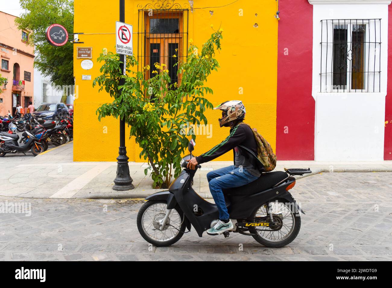 Motocycliste, Centre historique, Oaxaca de Juarez, Mexique Banque D'Images