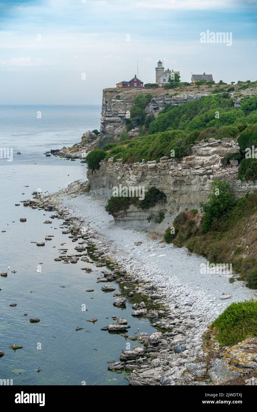 Vue sur la côte de la mer avec phare sur le rocher. Stora Karlso, Gotland, Suède. Banque D'Images