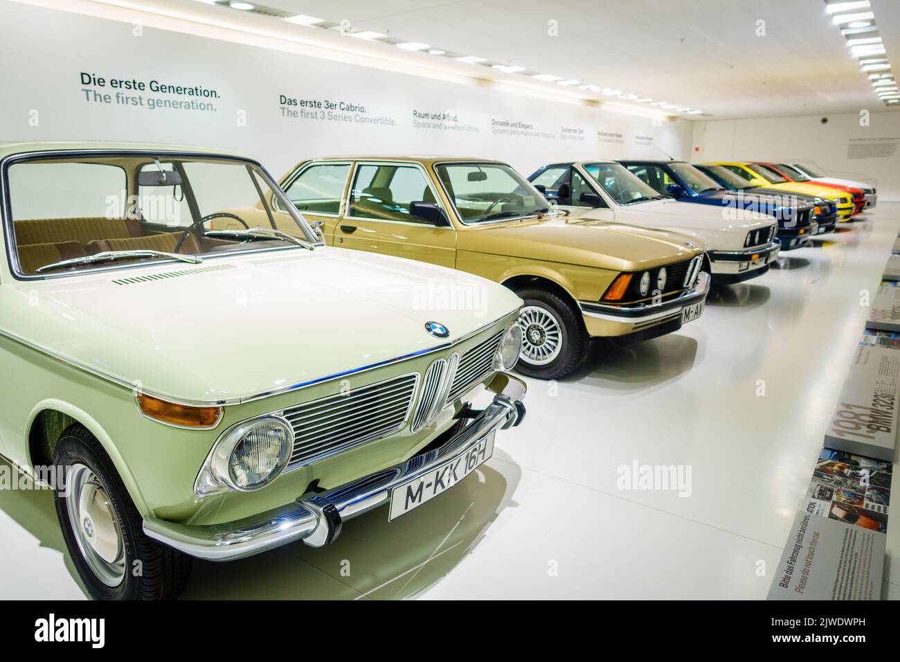 Munich, Allemagne, 29 septembre 2015 : voitures BMW série 3 au musée BMW de Munich, Allemagne Banque D'Images