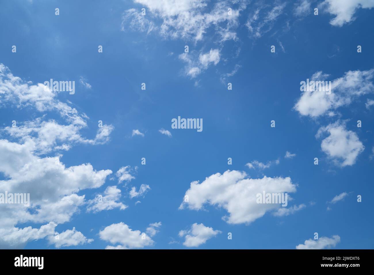 Ciel clair beauté atmosphère et nuages en été Banque D'Images