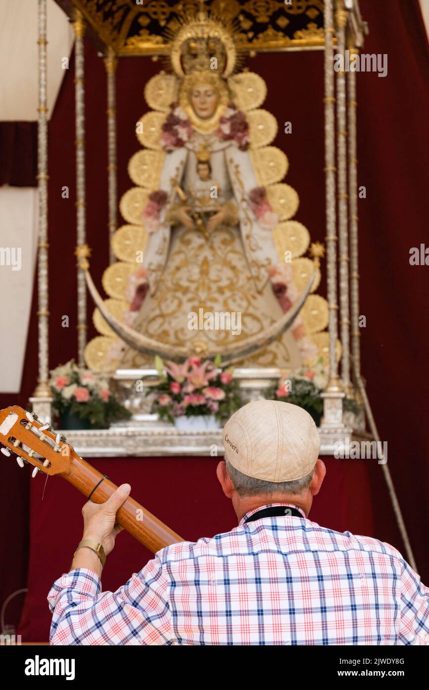Barcelone, Catalogne, Espagne, 4 juillet 2022:Description: La Vierge d'El Rocio sur un autel rouge avec des ornements dorés avec un homme jouant de la guitare dans le fr Banque D'Images