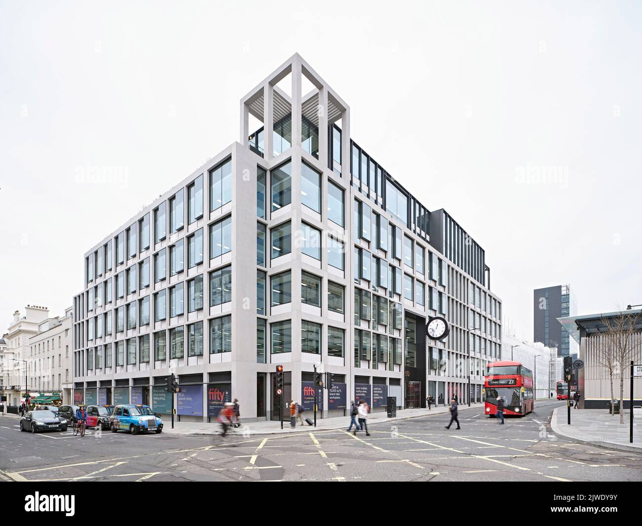 Intersection au 50 Eastbourne Terrace. 50 Eastbourne Terrace, Londres, Royaume-Uni. Architecte: Sheppard Robson, 2021. Banque D'Images