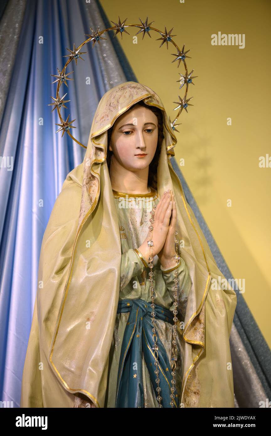Statue de la Vierge Marie, Reine de la paix, dans l'église Saint-Jacques de Medjugorje, Bosnie-Herzégovine. Banque D'Images