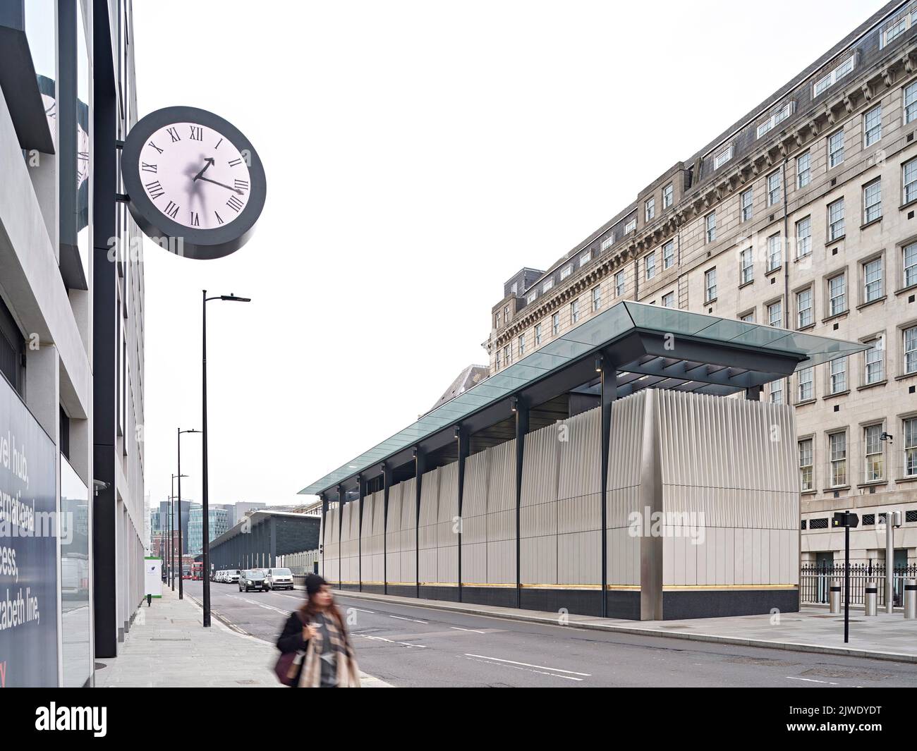 Perspective sur Eastbourne Terrace avec entrée à la gare de Paddington. 50 Eastbourne Terrace, Londres, Royaume-Uni. Architecte: Sheppard Robson, 2021 Banque D'Images