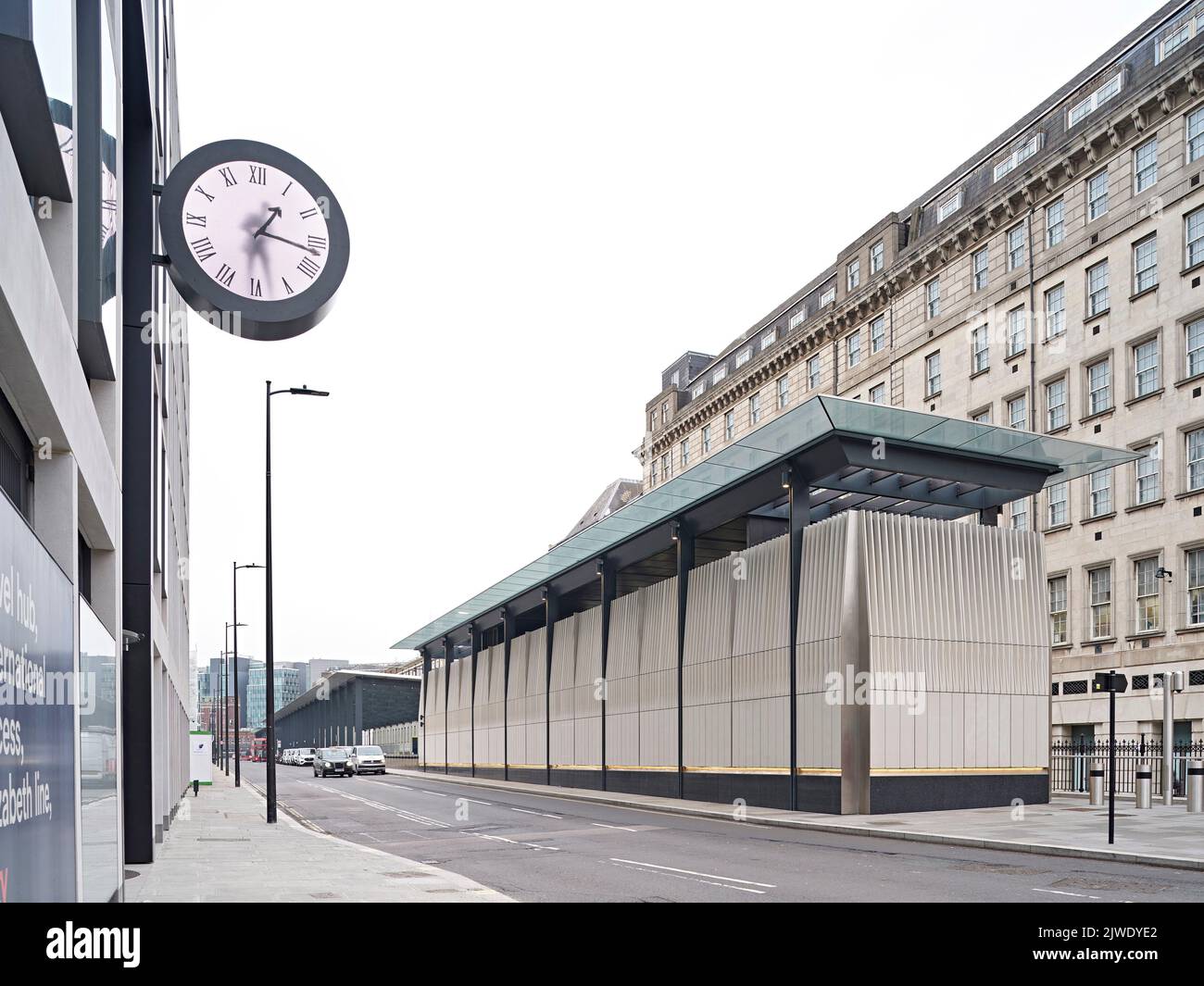 Perspective sur Eastbourne Terrace avec entrée à la gare de Paddington. 50 Eastbourne Terrace, Londres, Royaume-Uni. Architecte: Sheppard Robson, 2021 Banque D'Images