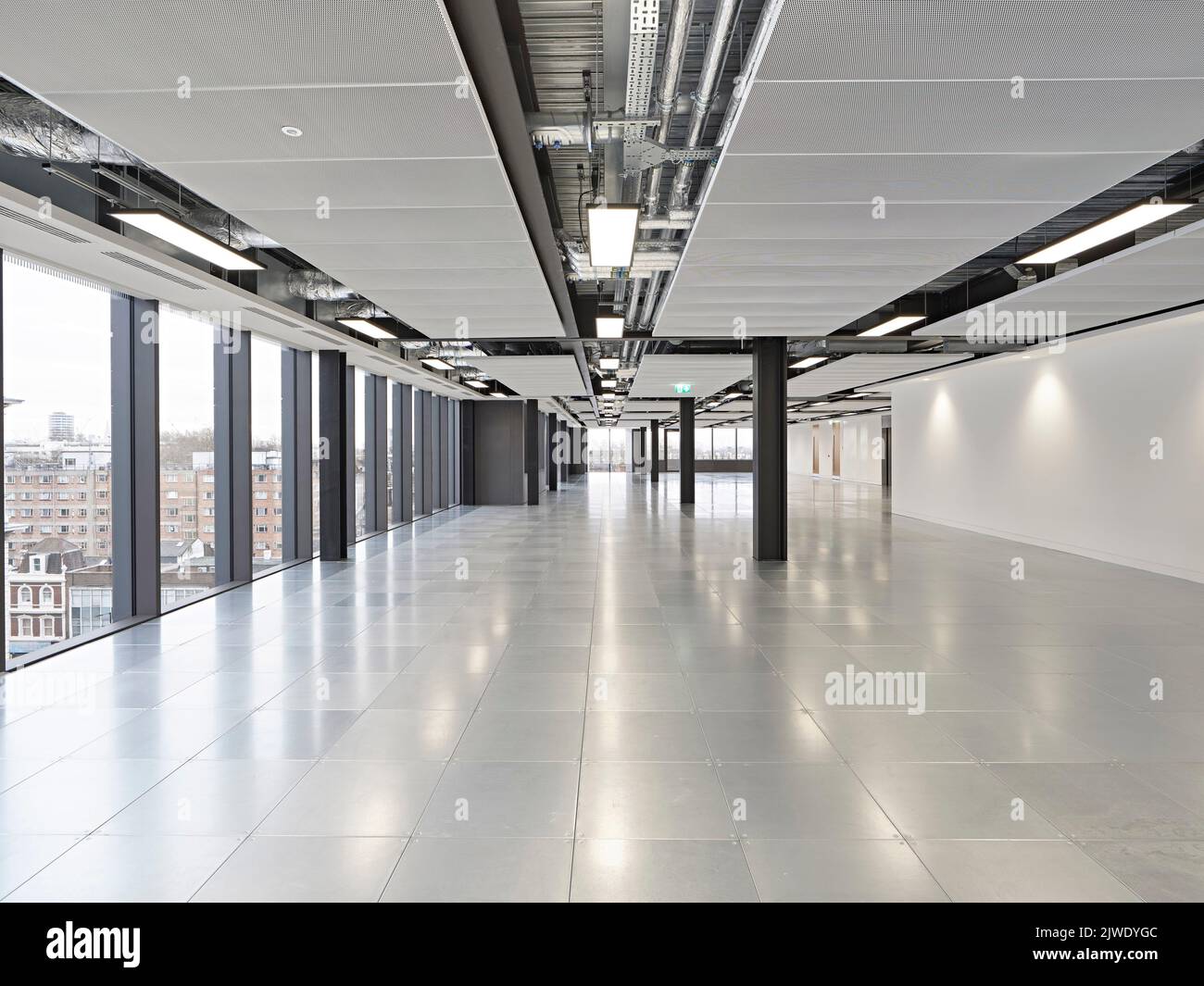 Espace de bureau non meublé avec vitrage pleine hauteur. 50 Eastbourne Terrace, Londres, Royaume-Uni. Architecte: Sheppard Robson, 2021. Banque D'Images
