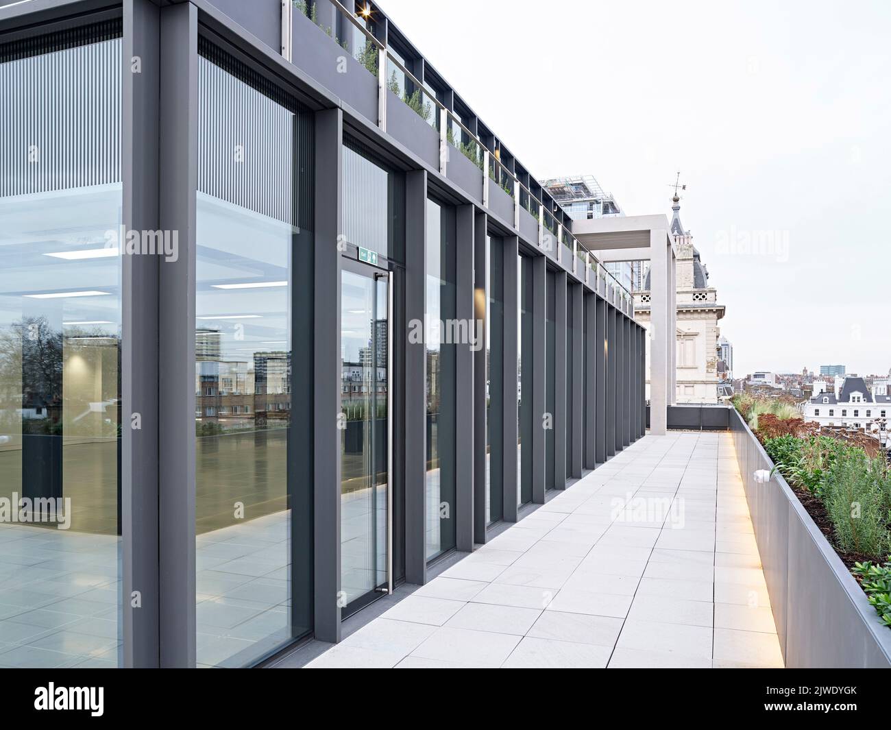 Vue sur le toit-terrasse avec vue sur la ville. 50 Eastbourne Terrace, Londres, Royaume-Uni. Architecte: Sheppard Robson, 2021. Banque D'Images