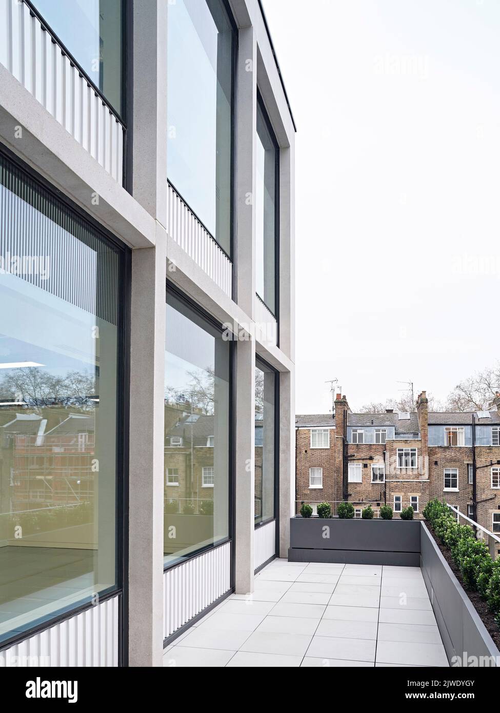 Vue sur la terrasse de l'étage supérieur. 50 Eastbourne Terrace, Londres, Royaume-Uni. Architecte: Sheppard Robson, 2021. Banque D'Images