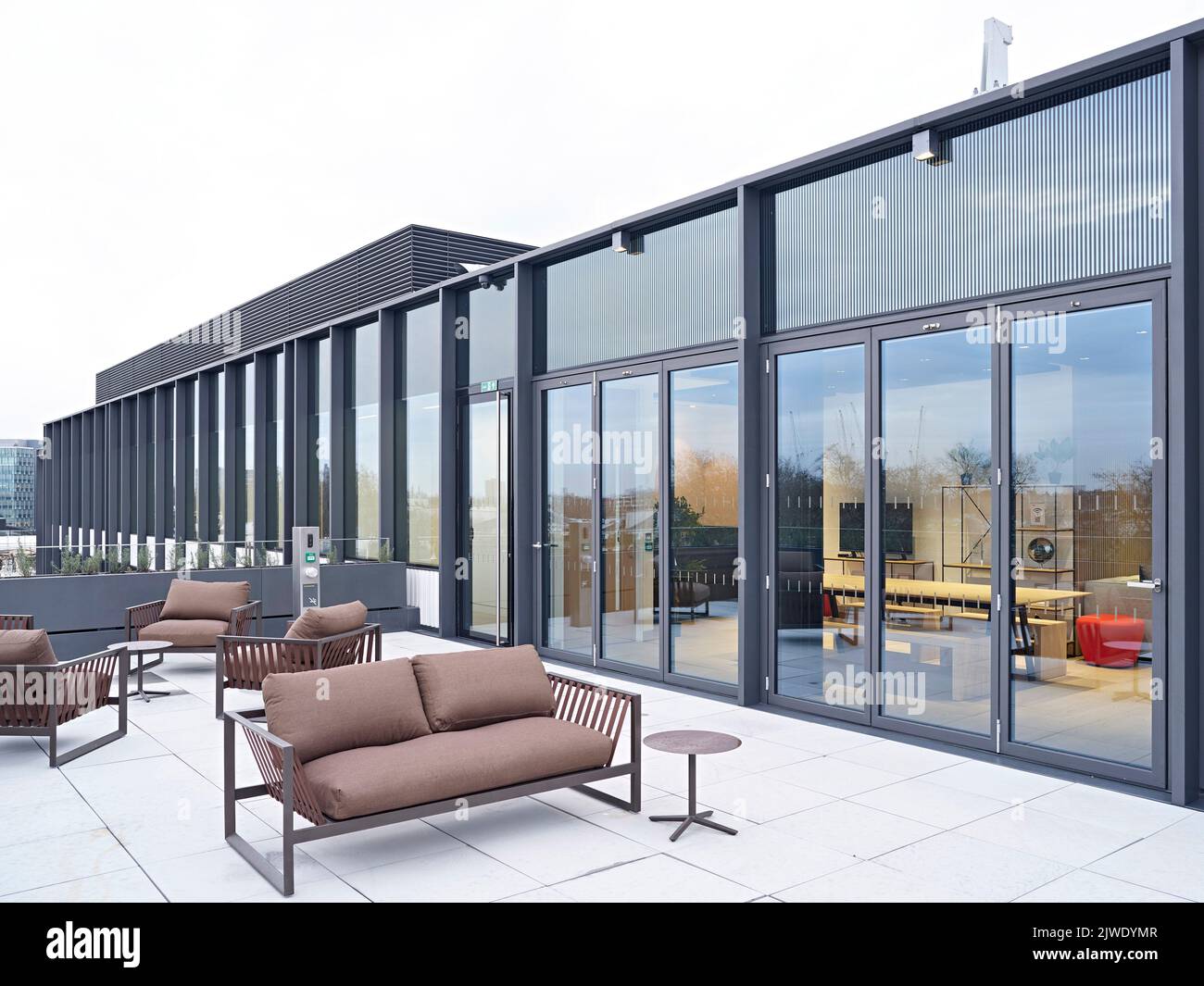 Vitrage du plancher supérieur avec balcon et portes en accordéon fermées. 50 Eastbourne Terrace, Londres, Royaume-Uni. Architecte: Sheppard Robson, 2021. Banque D'Images