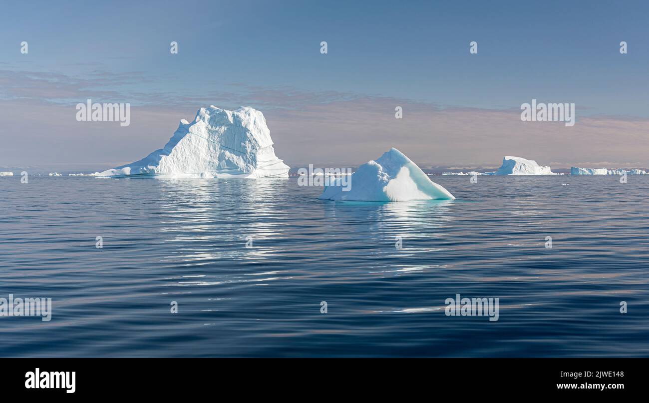 Icebergs dans Scoresby Sound, dans l'est du Groenland Banque D'Images