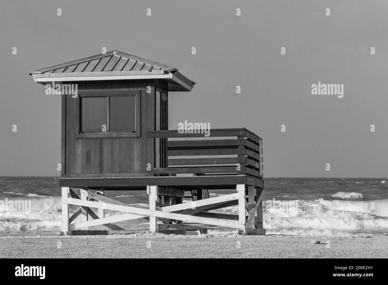 Maison colorée de sauveteur sur la belle Venice Beach, Floride en monochrome Banque D'Images Maison colorée de sauveteur sur la belle Venice Beach, Floride en monochrome Banque D'Images