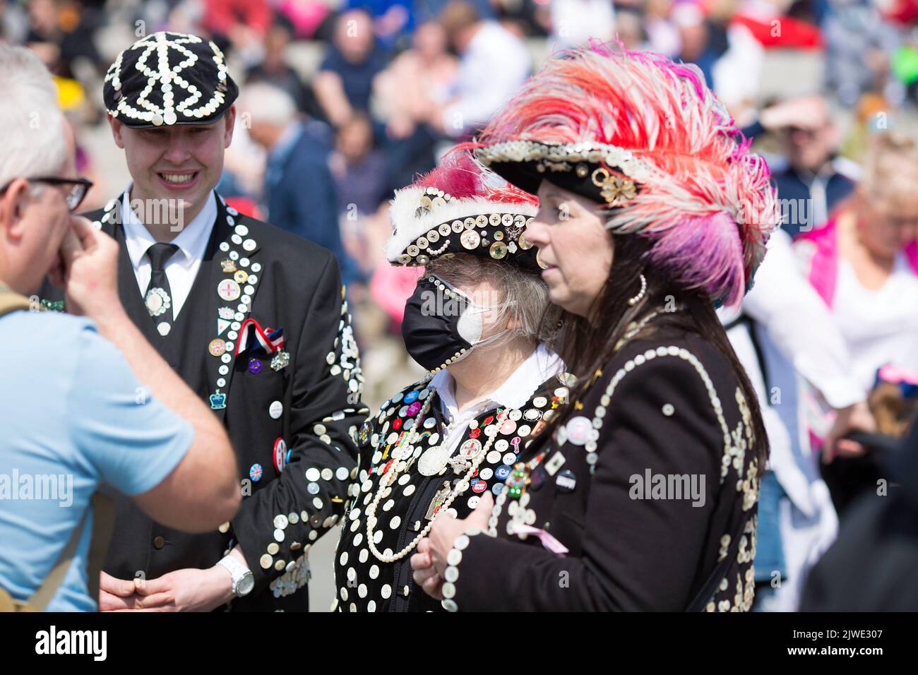 Les Pegd Kings et Queens sont vus comme des gens se rassemblent pour les célébrations de la Saint-Georges à Trafalgar Square, dans le centre de Londres. Banque D'Images