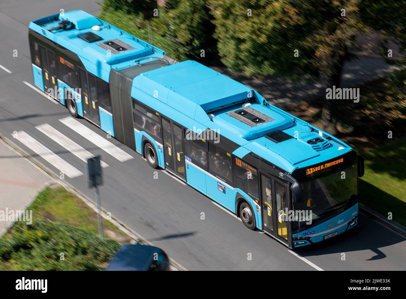 OSTRAVA, RÉPUBLIQUE TCHÈQUE - 15 AOÛT 2019 : bus articulé GNC Solaris Urbino 18 dans les rues Ostrava avec effet panoramique Banque D'Images