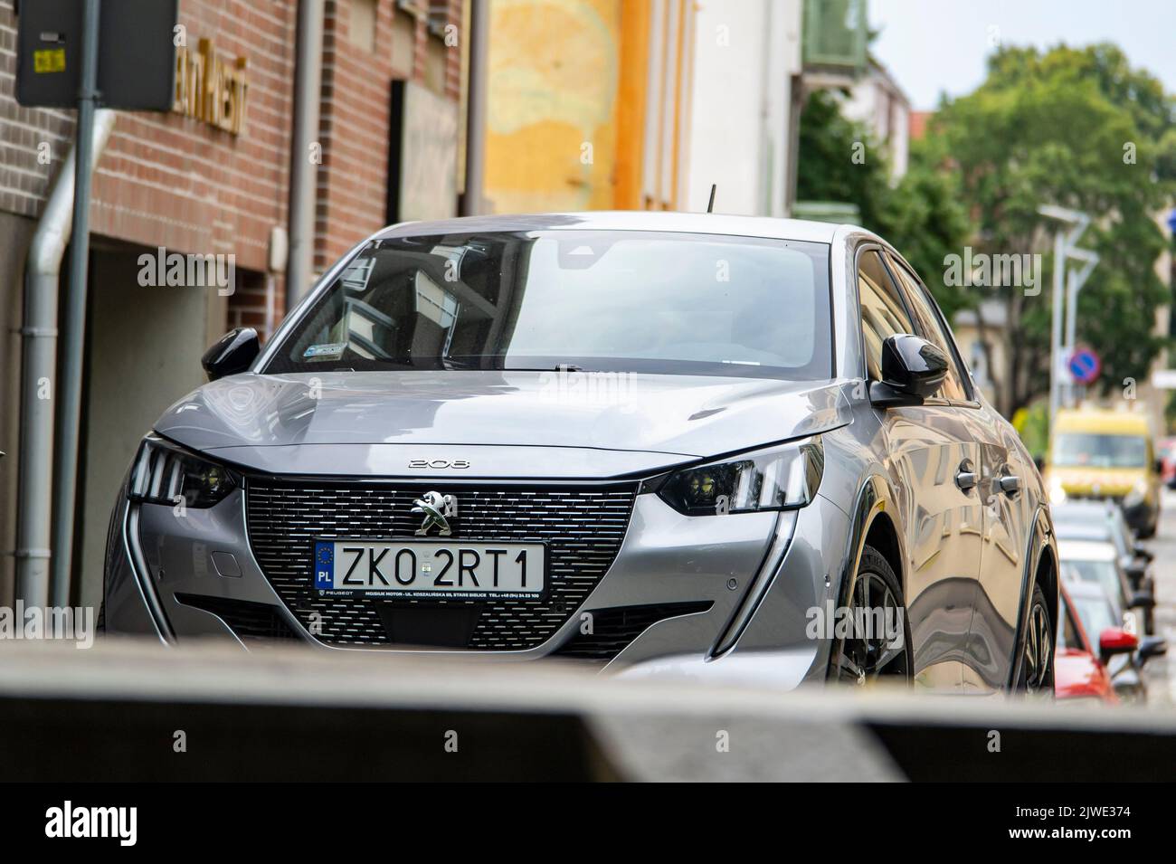 KOSZALIN, POLOGNE - 5 AOÛT 2022 : voiture à hayon en argent Peugeot 208 dans les rues de Koszalin en Pologne Banque D'Images