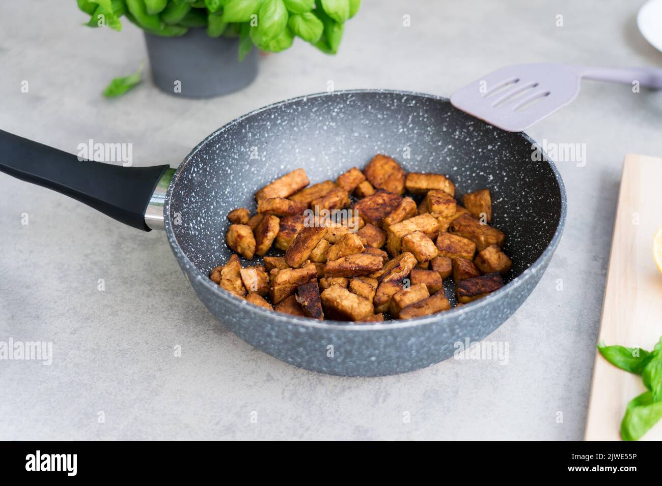 Tempeh ou tempeh rôtis, à base de graines de soja fermentées. La tempeh frite dans la poêle. Protéines de soja. Viande à base de plantes. Une cuisine et une alimentation saines. Banque D'Images Tempeh ou tempeh rôtis, à base de graines de soja fermentées. La tempeh frite dans la poêle. Protéines de soja. Viande à base de plantes. Une cuisine et une alimentation saines. Banque D'Images