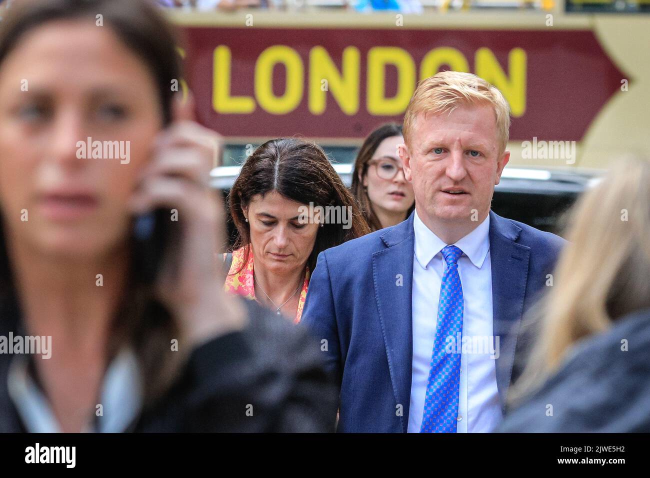 Londres, Royaume-Uni. 05th août 2022. Oliver Dowden, député de Hertsmere, se rend au centre. Les politiciens du Parti conservateur arrivent au centre de conférence Queen Elizabeth II à Westminster pour l'annonce de qui sera le prochain chef du parti et donc le nouveau premier ministre britannique à partir de demain crédit: Imagetraceur/Alamy Live News Banque D'Images