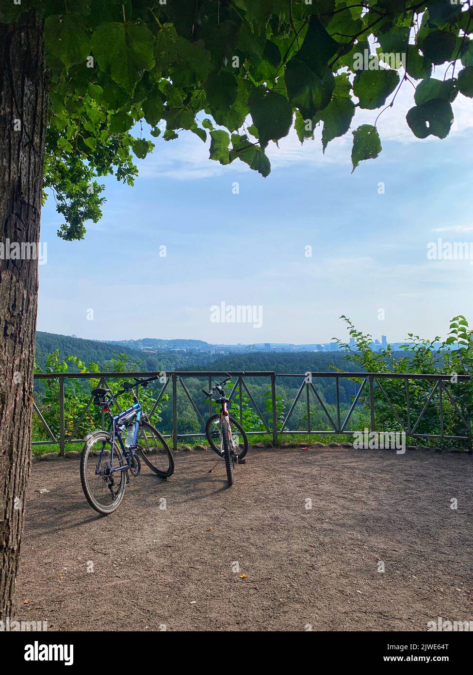 Deux vélos garés à un point d'observation surplombant Vilnius, Lituanie Banque D'Images