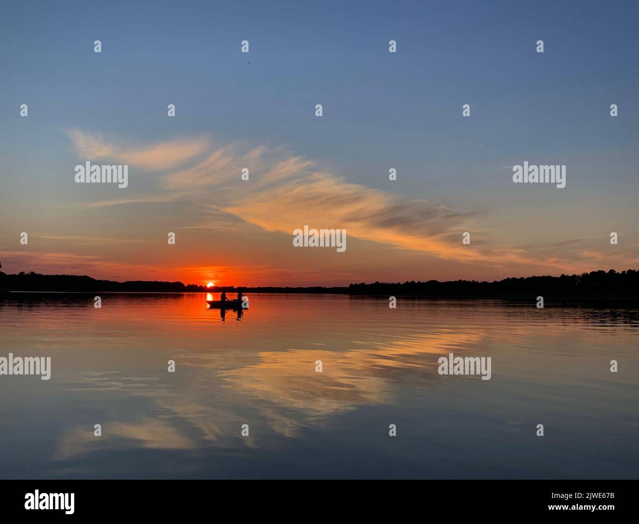 Silhouette de deux personnes dans un bateau au coucher du soleil, Pologne Banque D'Images