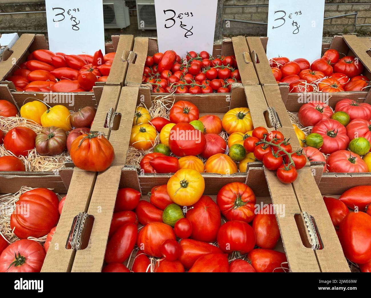 Gros plan de tomates assorties en vente sur un marché hebdomadaire, Maussane-les-Alpilles, Bouches-du-Rhône, Provence-Alpes-Côte d'Azur, France Banque D'Images