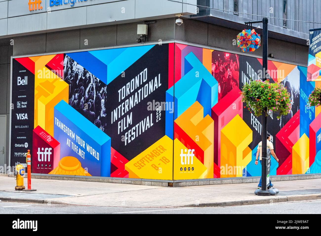 Un panneau annonçant le Toronto International film Festival 2022 ou TIFF au coin de la rue King dans le quartier du centre-ville. Banque D'Images