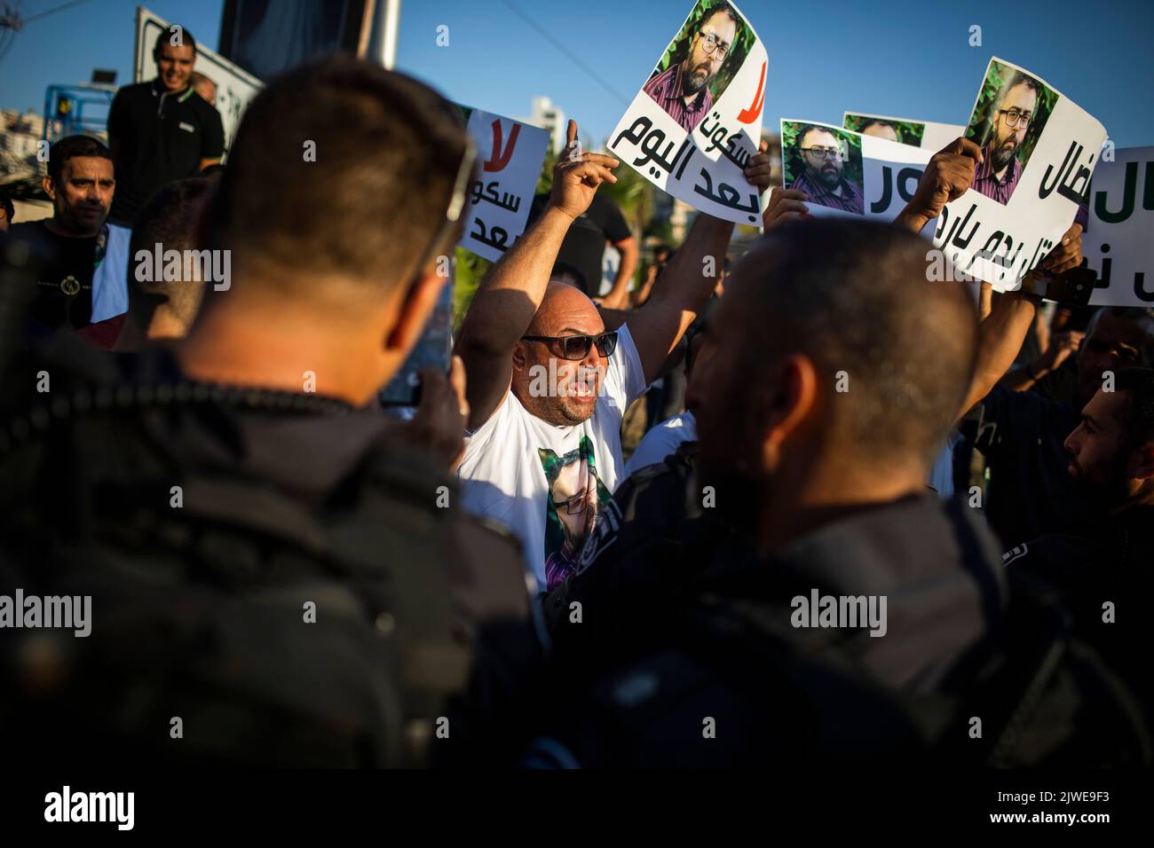 Umm Al Fahm, Israël. 05th septembre 2022. Les Arabes israéliens protestent près de l'entrée d'Umm Al-Fahm contre le meurtre de Nidal Aghbariya, journaliste de renom et citoyen arabe d'Israël, qui a été tué par balle dans sa voiture dimanche. Crédit : Ilia Yefimovich/dpa/Alay Live News Banque D'Images