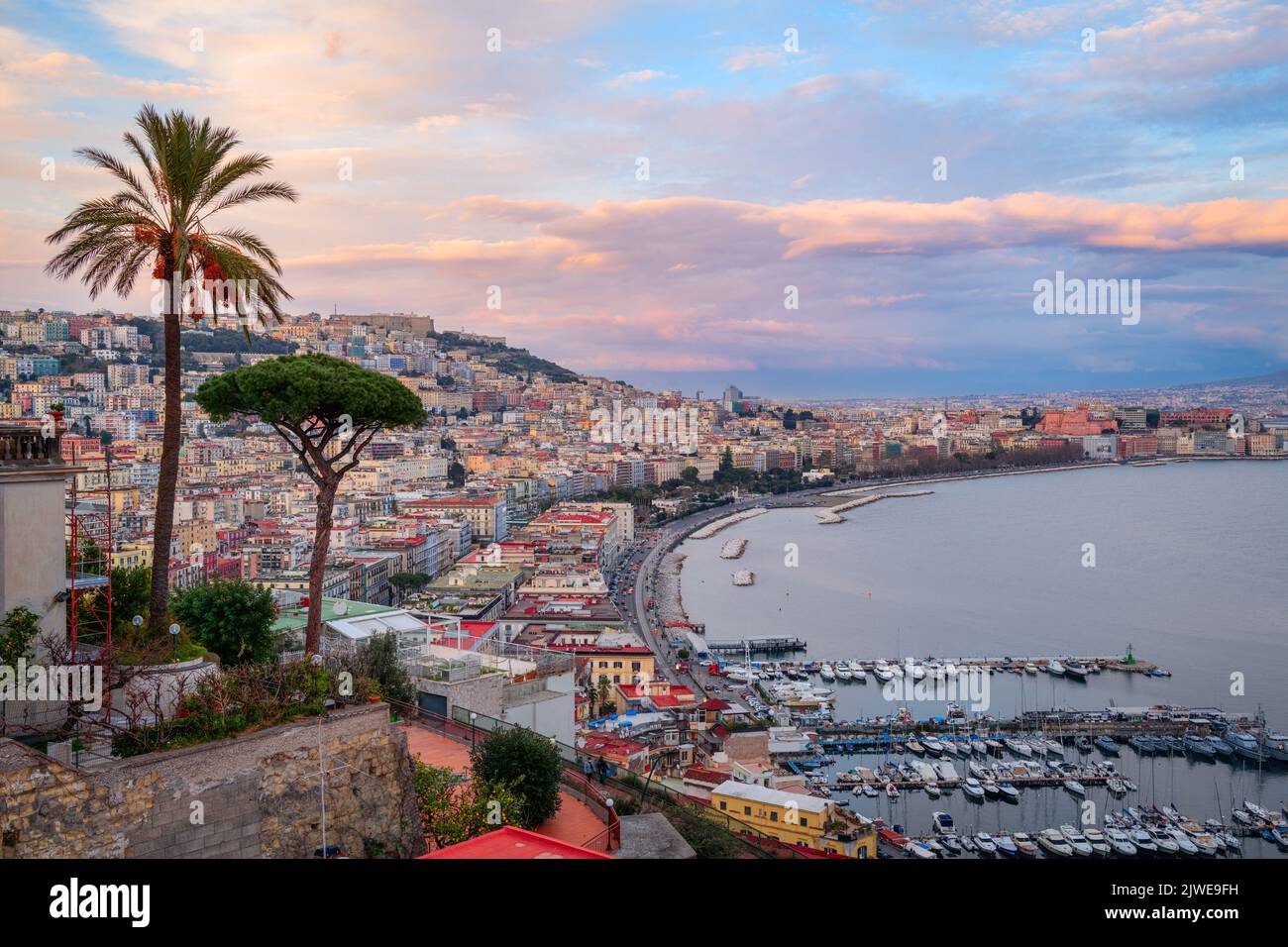Naples, Italie le long du golfe de Naples au crépuscule. Banque D'Images