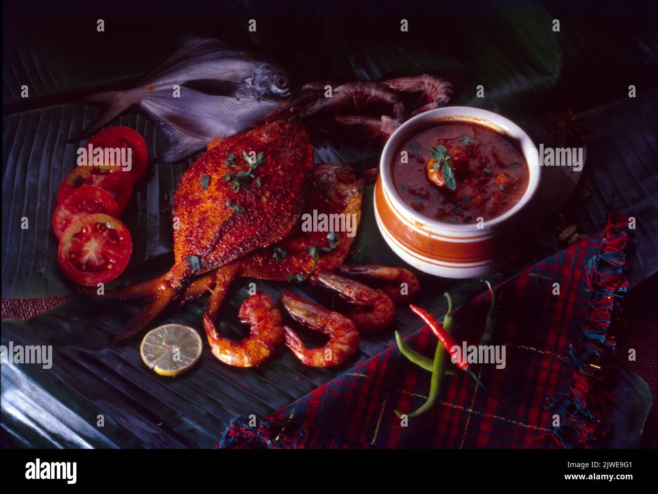 Poisson frit et curry de poisson. Banque D'Images