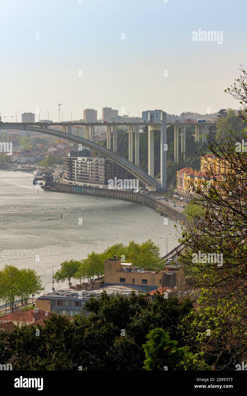 Ponte da Arrabida un pont en béton au-dessus du fleuve Douro à Porto Portugal a ouvert en 1963 et conçu par Edgar António Mesquita Cardoso. Banque D'Images