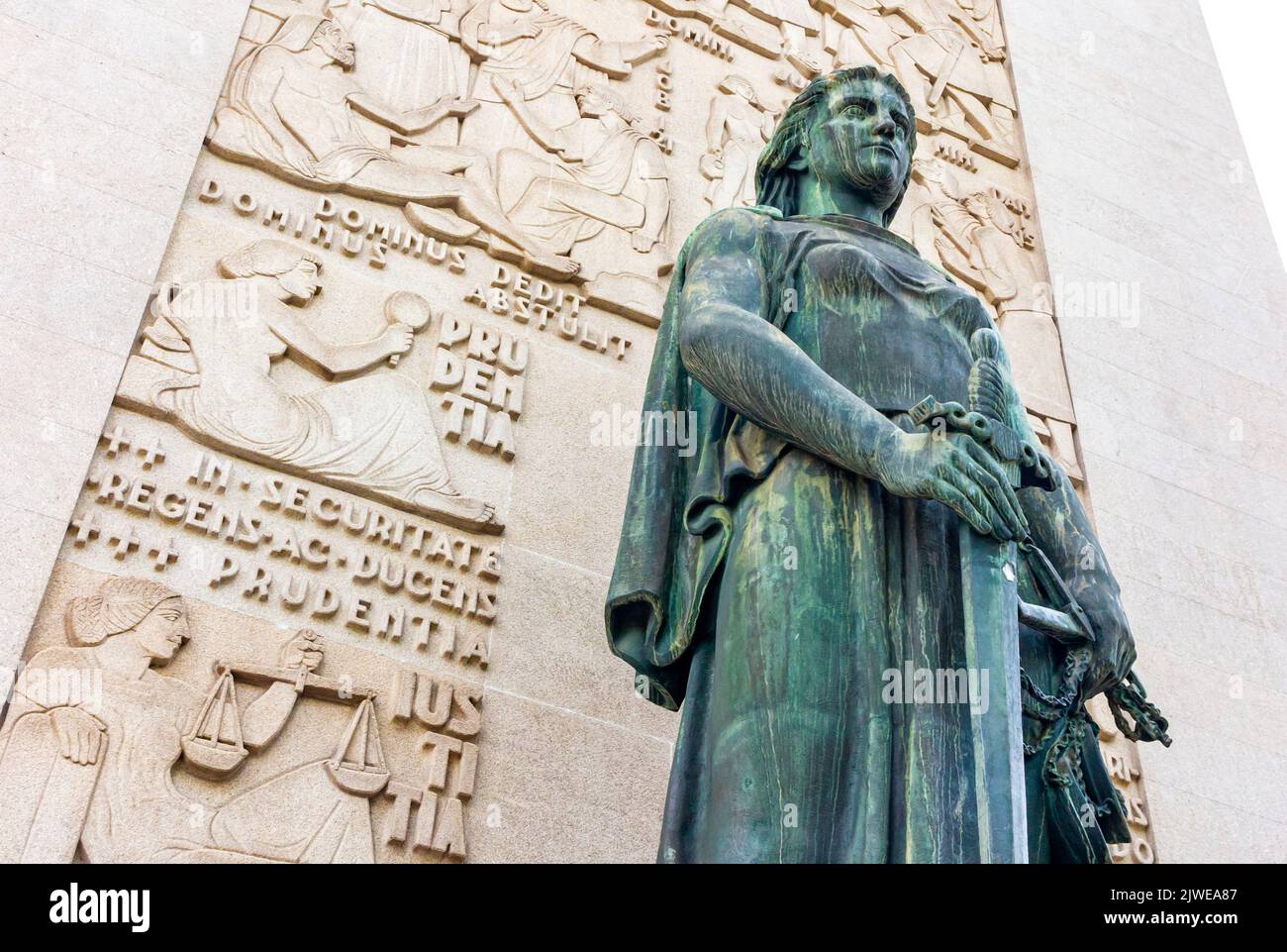 Statue de Themis par Leopoldo de Almeida et art déco bas relief par Euclides Vaz au Palacio da Justica à Porto Portugal un bâtiment de l'époque fasciste de 1961 Banque D'Images