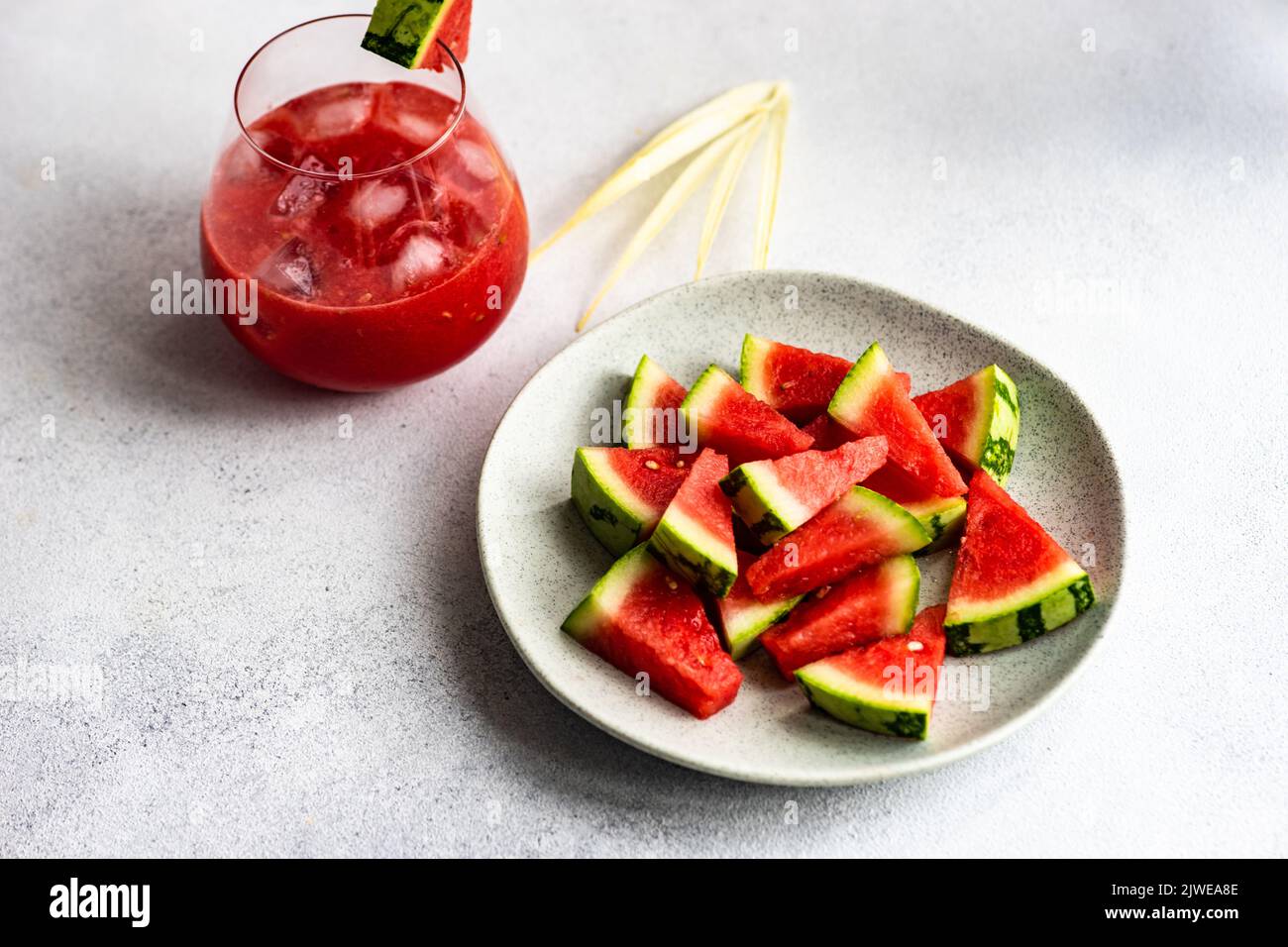 Smoothie de pastèque et tranches de pastèque sur une assiette Banque D'Images