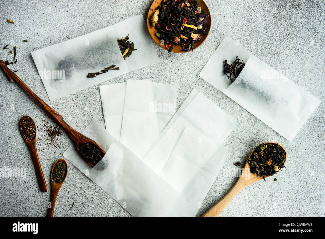 Vue sur les cuillères en bois avec assortiment de thés et sachets de thé à usage unique Banque D'Images