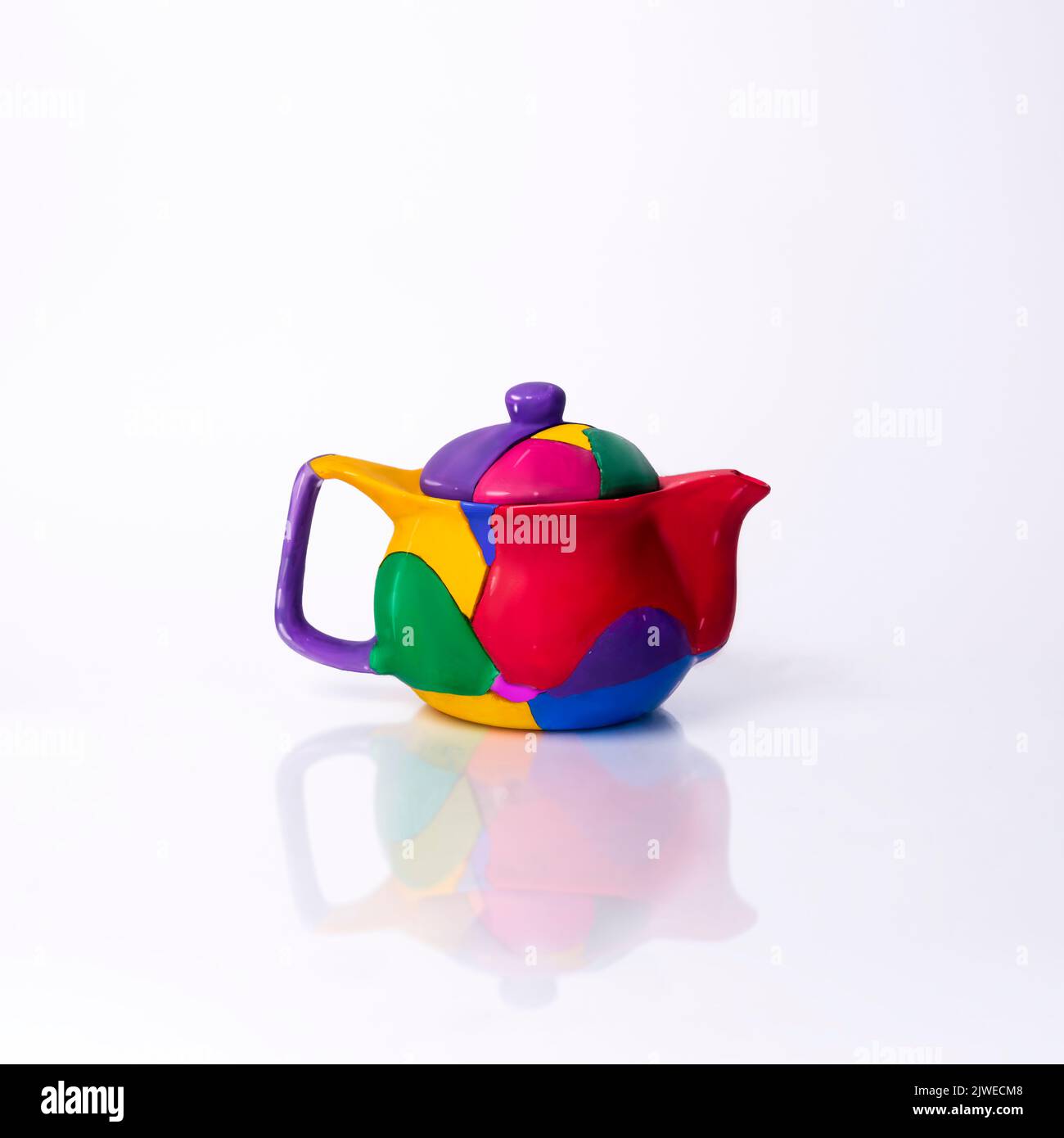 Théière multicolore sur une table Banque D'Images