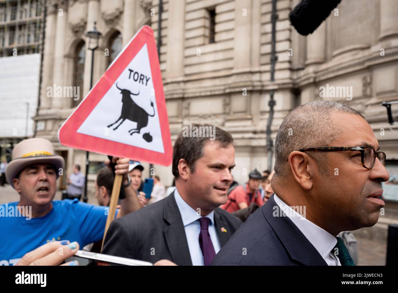 Le jour où le député de Liz Truss a été élu par les membres du Parti conservateur, pour remplacer Boris Johnson et être leur nouveau dirigeant et le prochain Premier ministre du Royaume-Uni, James Cleverly MP (à droite) arrive pour le résultat du vote à la reine Elizabeth Hall à Westminster, le 5th septembre 2022, à Londres, en Angleterre. Lors d'une élection de 2 mois qui a suivi le départ de Johnson, Truss a battu son dernier rival Rishi Sunak, avec une majorité de 57% des voix. Banque D'Images