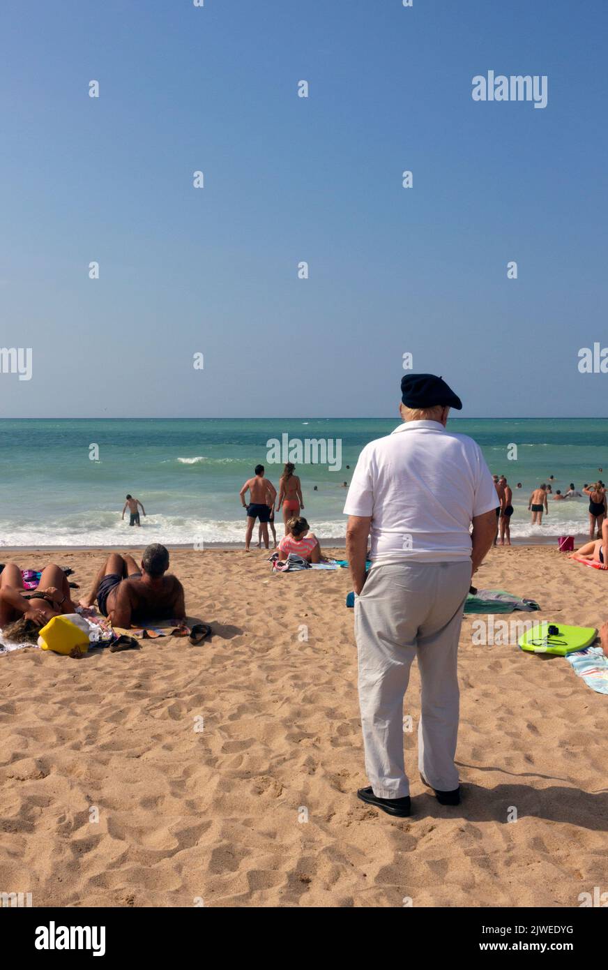 Plage d'Uhabia. Activités de vacances. Basque avec son beret traditionnel contrastant avec les autres utilisateurs. Bidart, Pyrénées-Atlantiques, France Banque D'Images