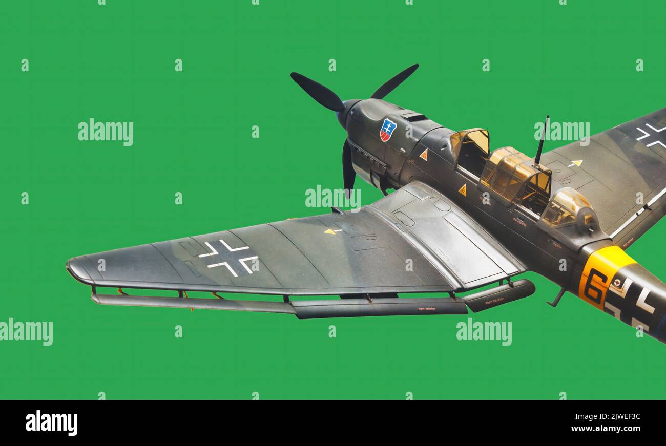 Un modèle à échelle en plastique d'un bombardier de plongée allemand Junkers JU 87 Stuka sur fond d'écran vert pur Banque D'Images