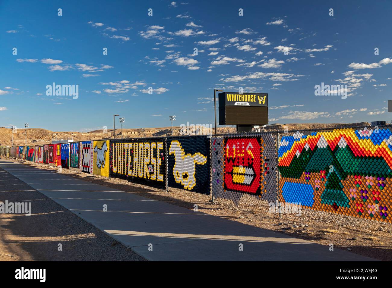 Montezuma Creek, Utah - œuvres d'art sur la clôture à l'extérieur de l'école secondaire de Whitehorse. L'école est située sur la nation Navajo et sert la plupart des étudiants Navajo. Il Banque D'Images