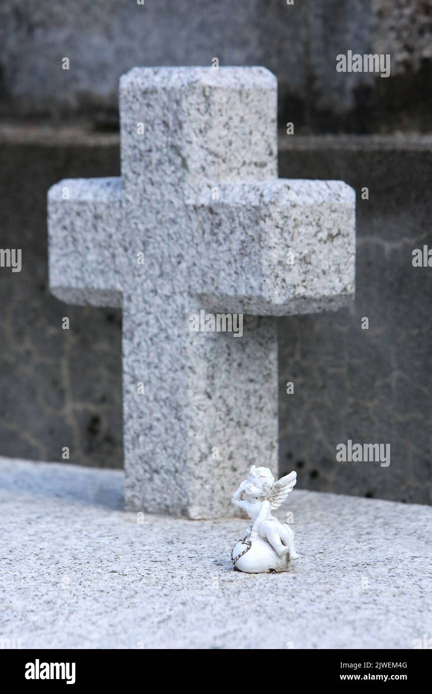 Statuette d'un ange sur une tombe pierre. Saint-Gervais-les-bains. Haute-Savoie. Auvergne-Rhône-Alpes. France. Europe. Banque D'Images