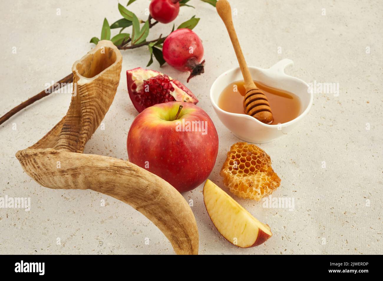 Rosh hashanah, concept juif de vacances du nouvel an. Grenade, pommes et produits traditionnels au miel pour la fête Banque D'Images