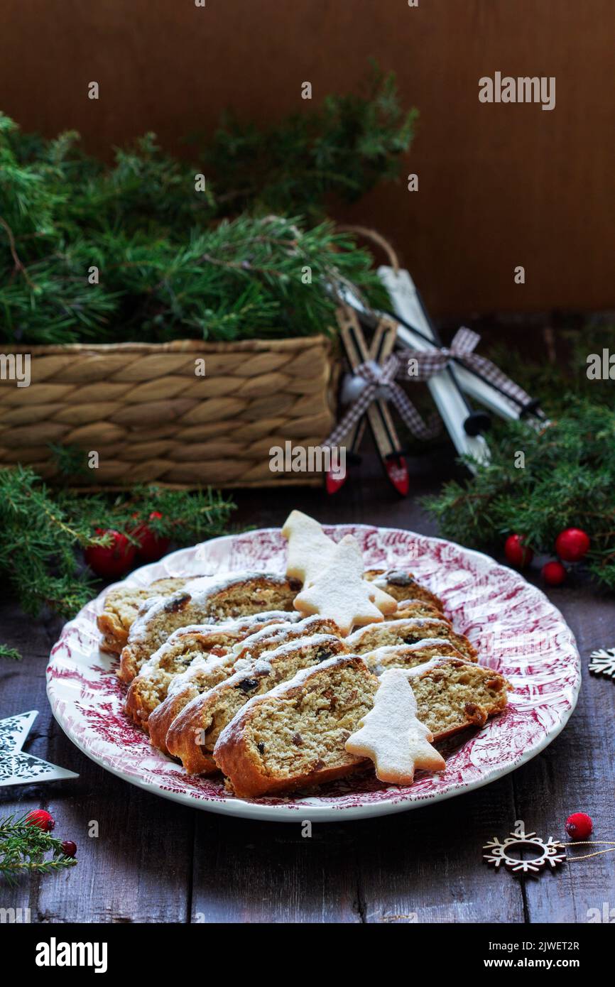 Noël stollen aux fruits secs, aux noix et aux épices, décorations de Noël sur fond de bois sombre. Style rustique. Banque D'Images