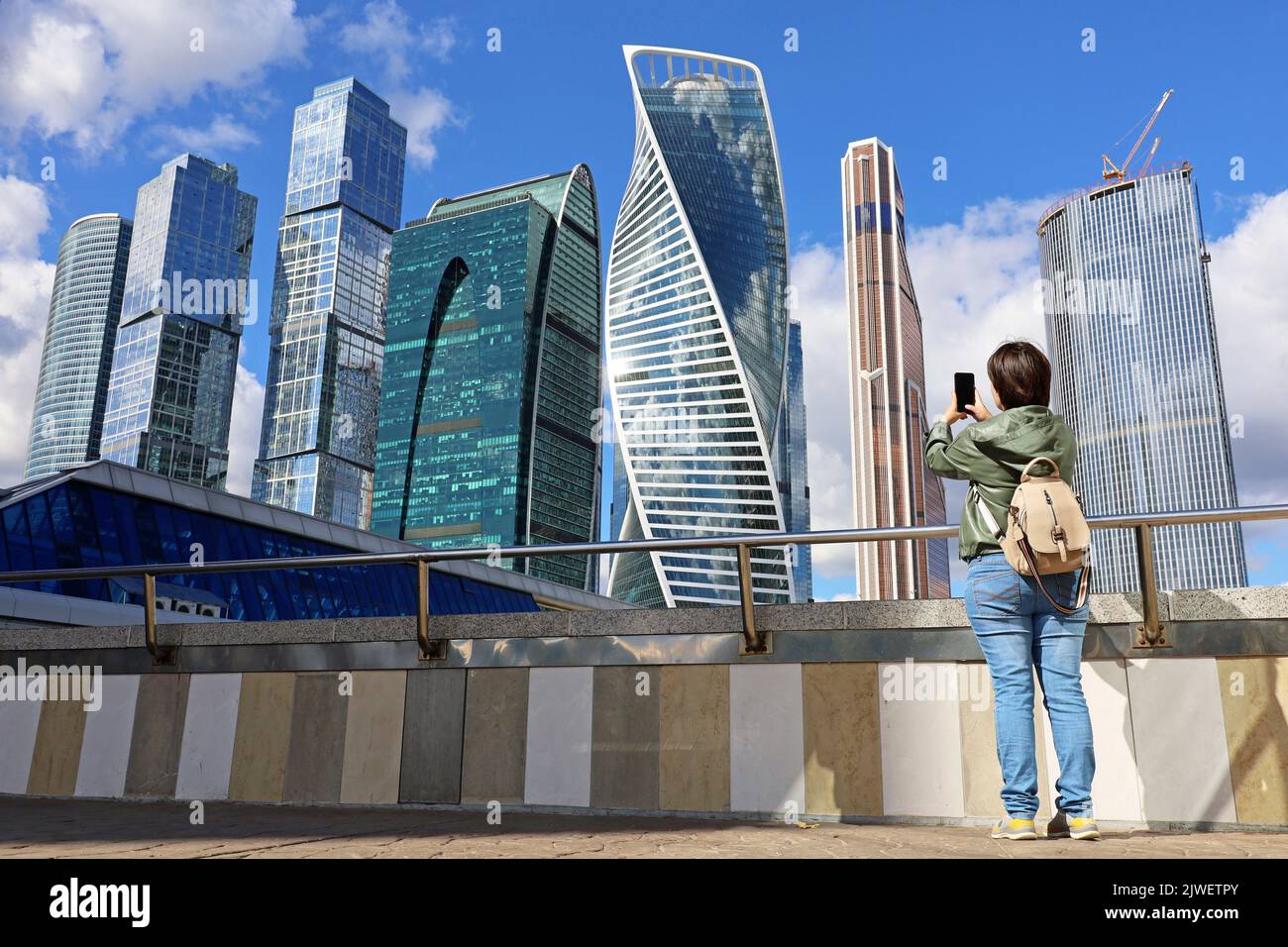 Fille touriste prenant des photos sur smartphone appareil photo des gratte-ciels de la ville de Moscou. Voyage en Russie, centre d'affaires international Banque D'Images