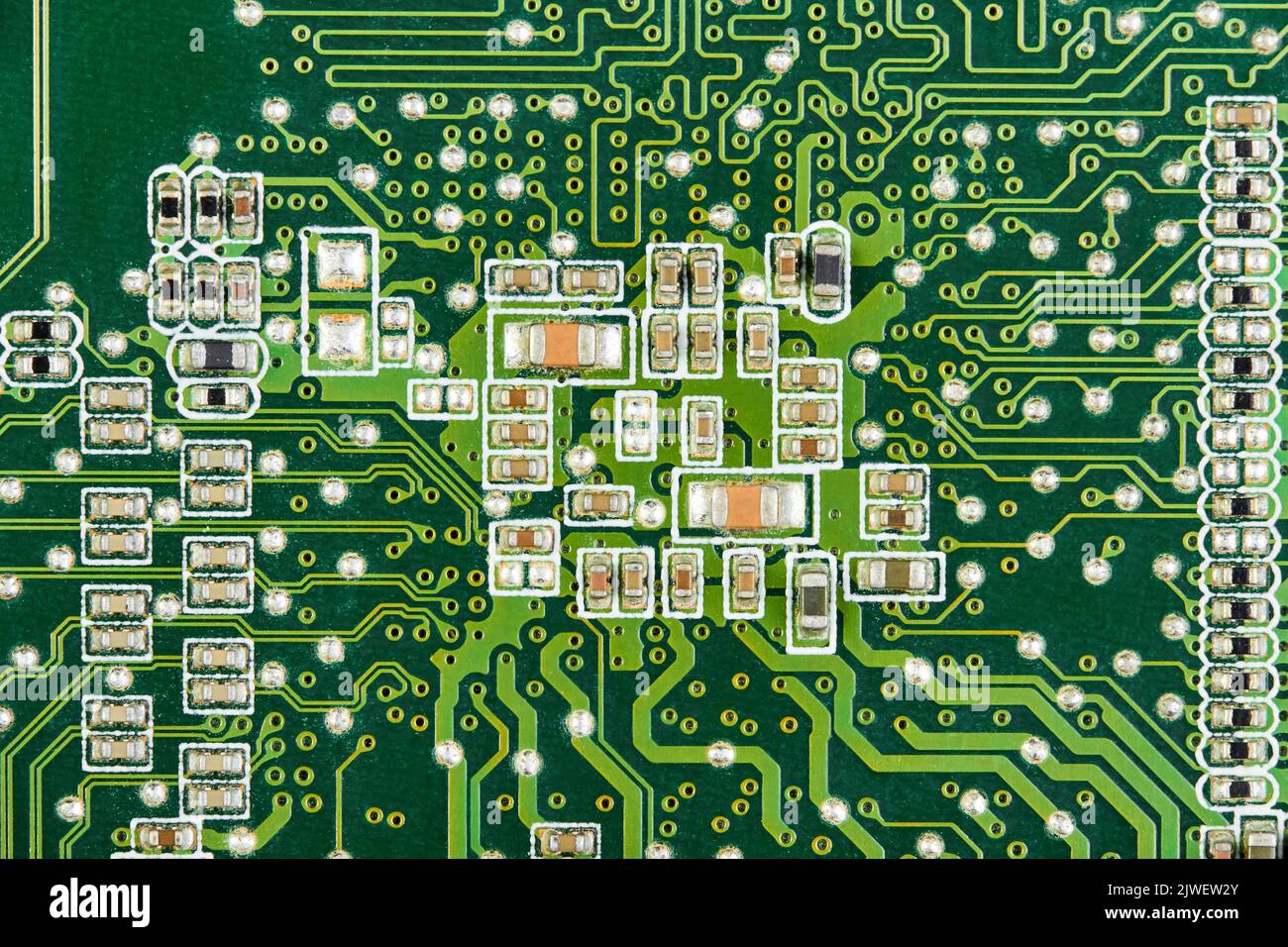 Résistances, condensateurs, transistors sur une carte de circuit imprimé d'ordinateur électronique Banque D'Images