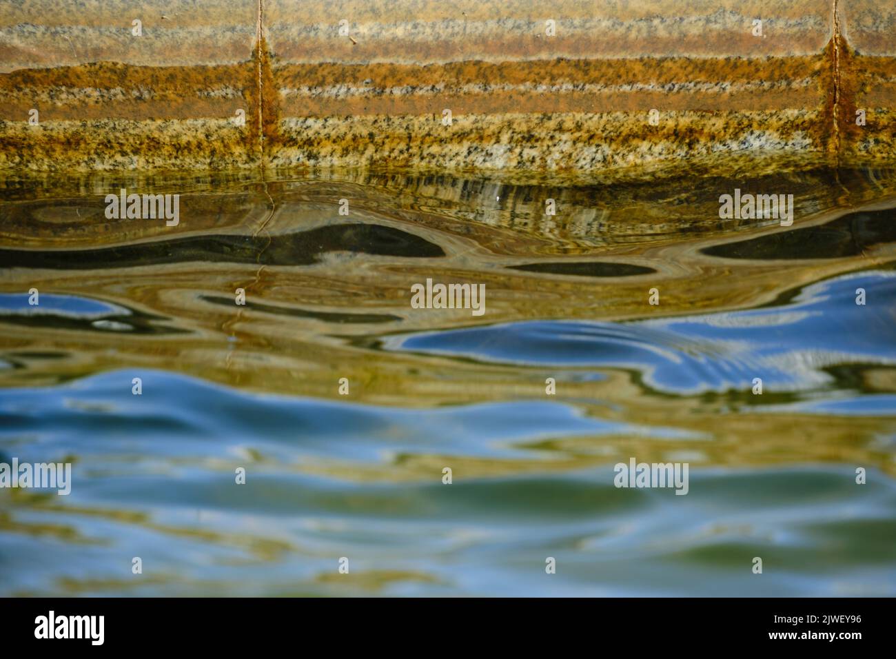 Murs fontaine polluée par les sédiments avec de l'eau verte et sale Banque D'Images
