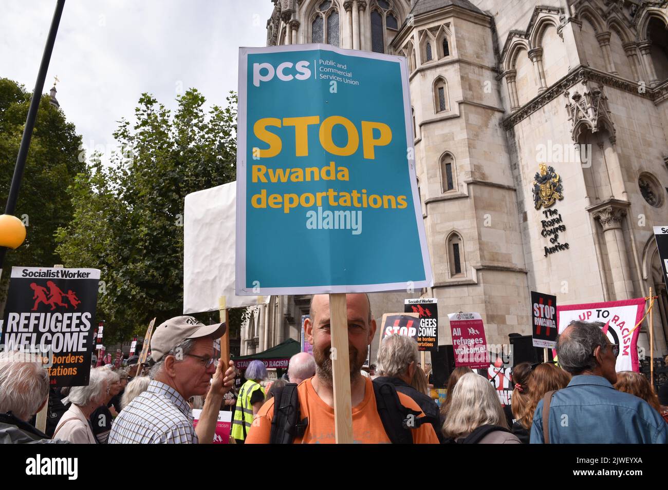 Londres, Angleterre, Royaume-Uni. 5th septembre 2022. Le démonstrateur tient un écriteau qui indique Stop Rwanda déportations, pendant la manifestation. Les manifestants se sont rassemblés en face des cours royales de justice le premier jour d'une contestation de la haute Cour au sujet de l'accord conclu avec le Rwanda, qui verrait le Royaume-Uni envoyer de force des demandeurs d'asile au Rwanda. (Image de crédit : © Thomas Krych/ZUMA Press Wire) Banque D'Images